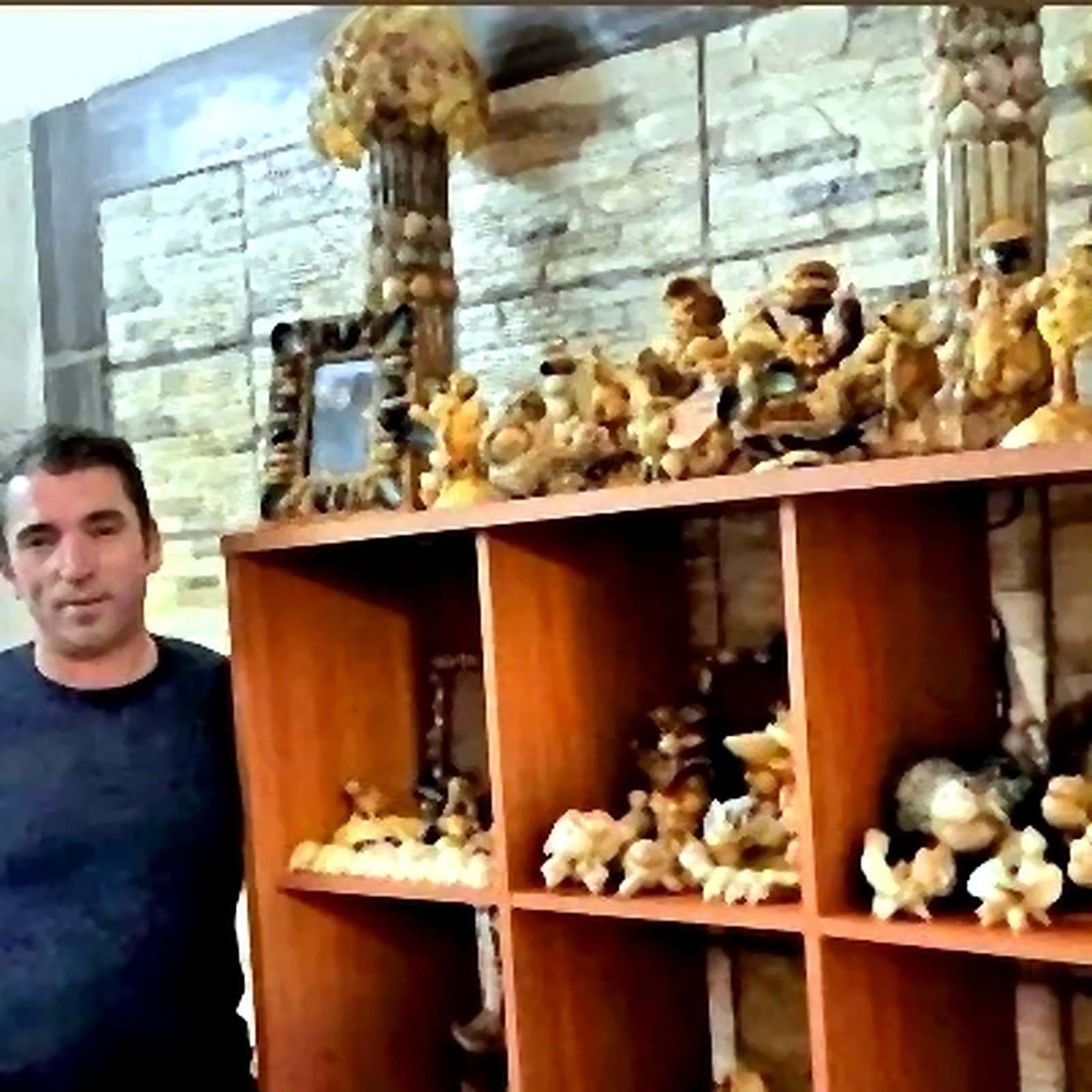 Carlos Correia junto a peças artesanais feitas com elementos do mar