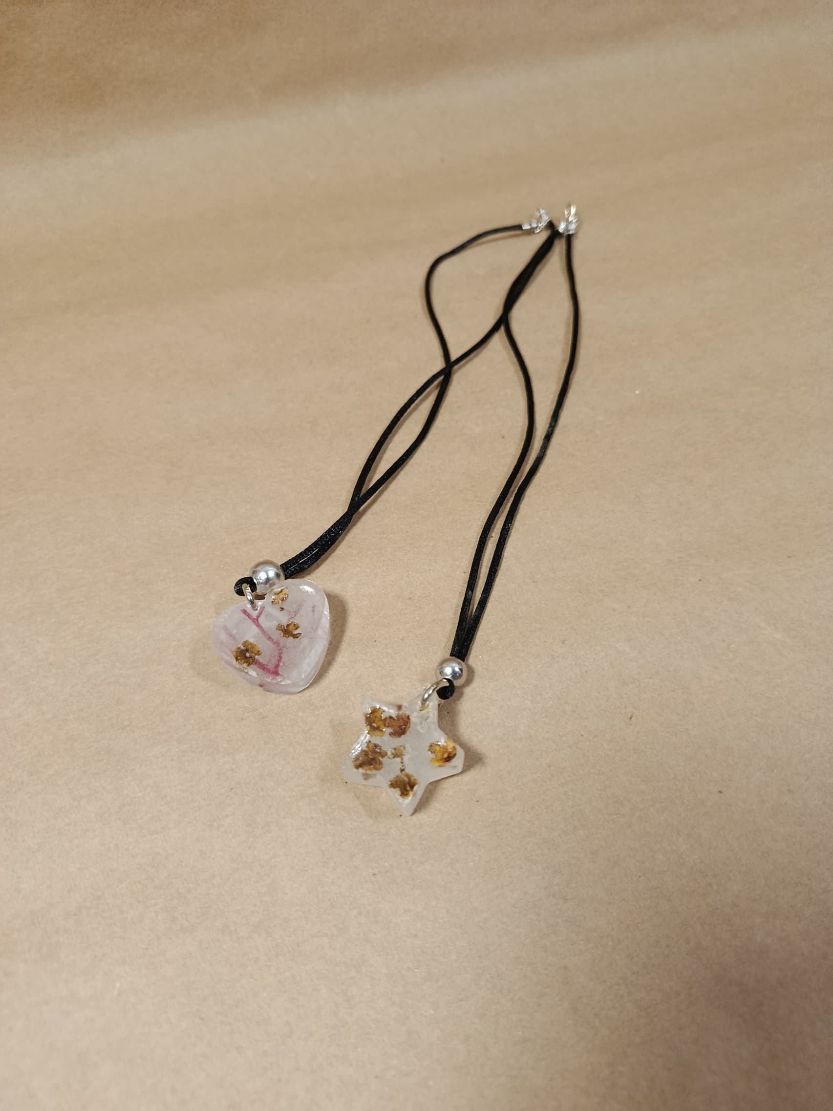 Colares em epoxy do mar feito à mão com Epoxy, pequenos elementos decorativos e fio para colar