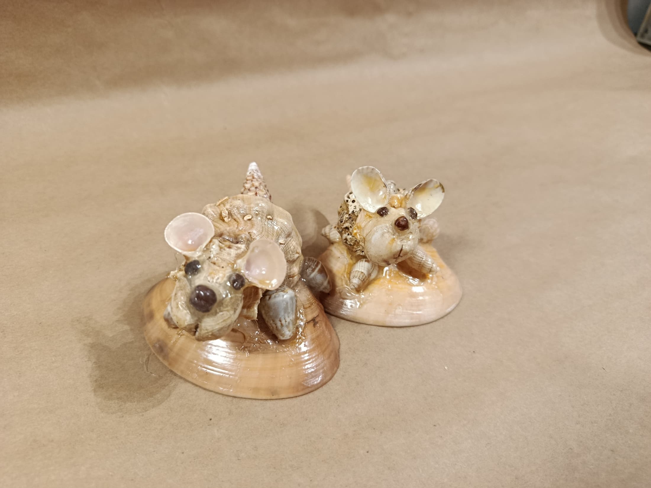 Puppy in the Sea feito à mão com Conchas, búzios, areia, base artesanal e acabamento manual