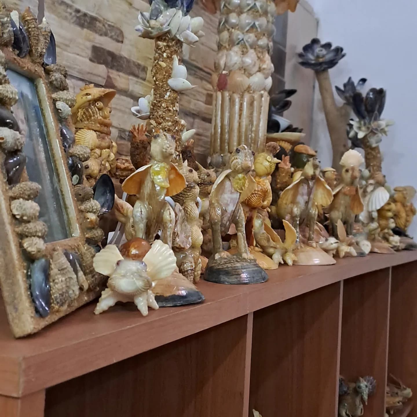 Bancada artesanal com conchas, areia, pedras e peças costeiras